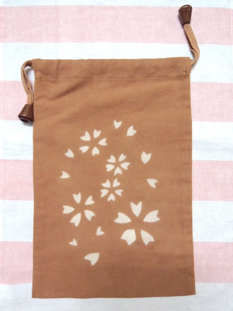 [Mu Mu grass dyed] Potato palm plant dyed brown pockets (petal style) - กระเป๋าเครื่องสำอาง - ผ้าฝ้าย/ผ้าลินิน สีนำ้ตาล