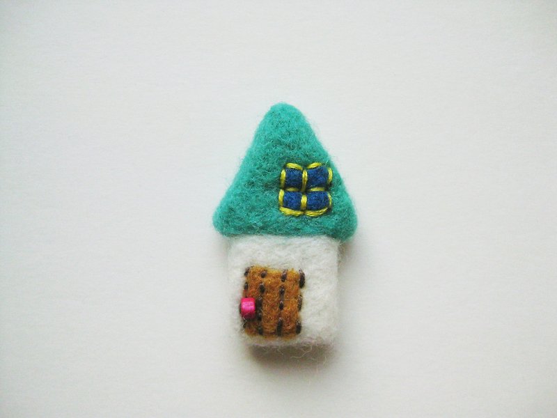Minibobi hand-made wool felt - small house - pin - เข็มกลัด - ขนแกะ สีเขียว