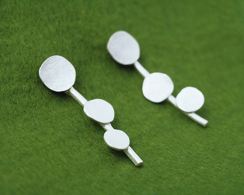 Wireplant earrings - Matte silver earrings - Leaf earrings - Round design - ต่างหู - เงิน สีเงิน