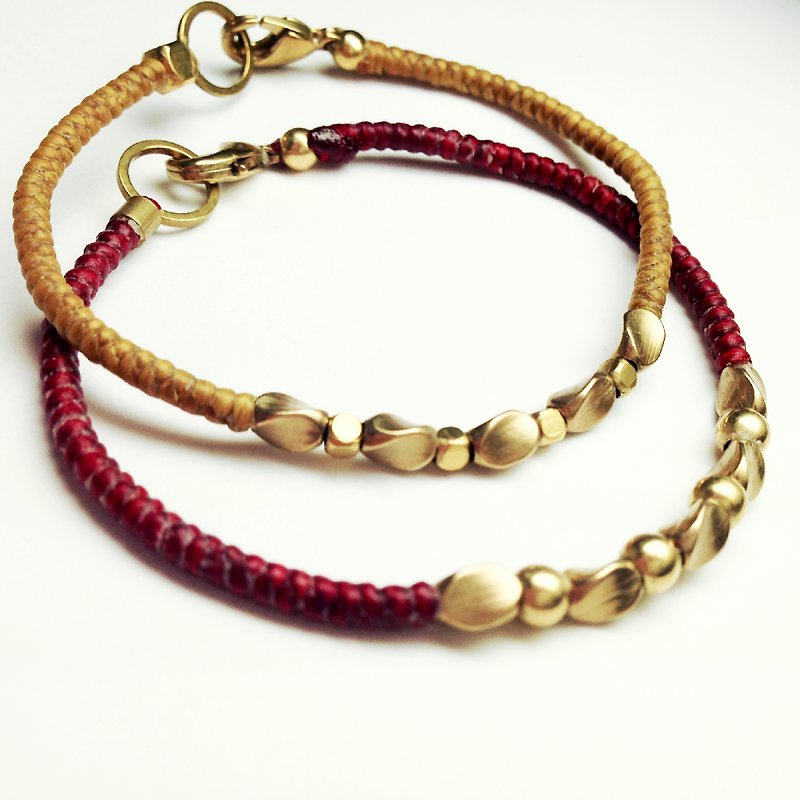 Twist-Restart. ◆ Sugar Nok ◆ simple series Wax hand for Bronze wire Bracelet - สร้อยข้อมือ - วัสดุกันนำ้ สีแดง