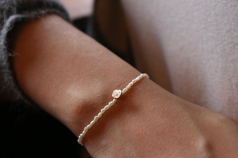 More talk about the bracelet, moonstone, pearl elasticity - Bracelets - Gemstone White