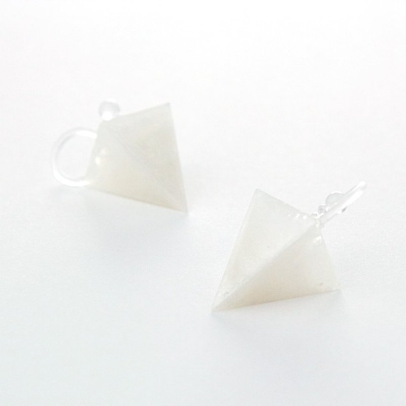 Acute angle pyramid Nonhorupiasu (gypsum) - Earrings & Clip-ons - Other Materials White