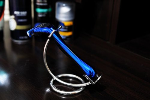 YCY：設計款信箱、金屬製品、設計傢俱、魔劍、妖刀，提供頂精緻的好選項 設計款刮鬍刀架，流暢線條，悉心構製，最高品質304不鏽鋼製