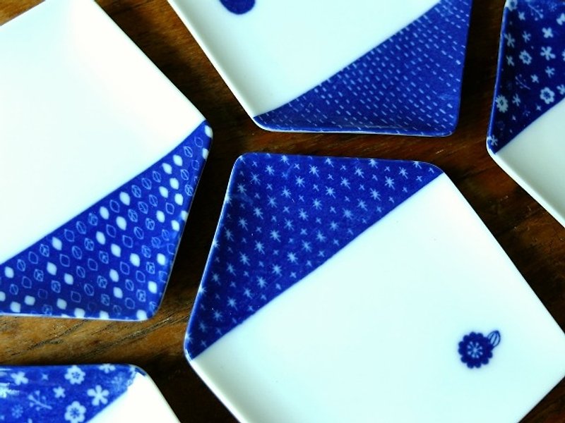 日本製美濃燒藍色屋頂小屋 小小盤組 兩個一組 花與貓咪各一 - 小碟/醬油碟 - 瓷 藍色