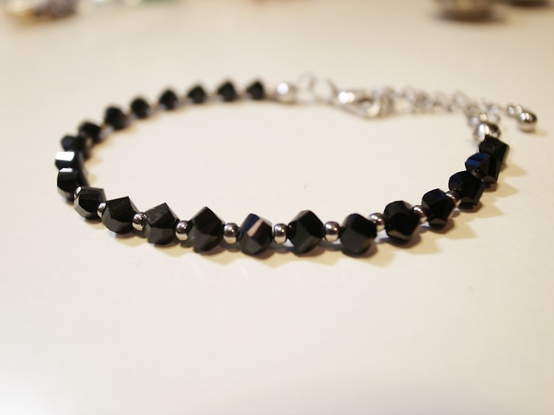 Black Star Crystal Bracelet - สร้อยข้อมือ - วัสดุอื่นๆ สีดำ