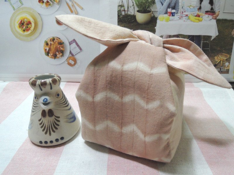 Mumu [yield] banyan vegetable dyes hand-made tableware bag (wave paragraph) - กระเป๋าถือ - ผ้าฝ้าย/ผ้าลินิน สึชมพู