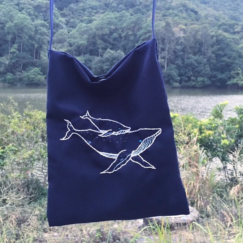 Humpback whales embroidered dark blue bag slung - กระเป๋าแมสเซนเจอร์ - งานปัก สีน้ำเงิน