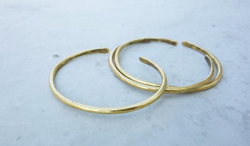簡約系列 - 黃銅敲花C型粗手環 - 手鍊/手鐲 - 銅/黃銅 金色