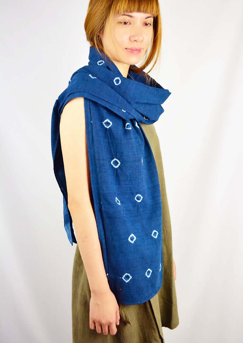 キルトは、青色色素のスカーフを波紋_ _フェアトレード