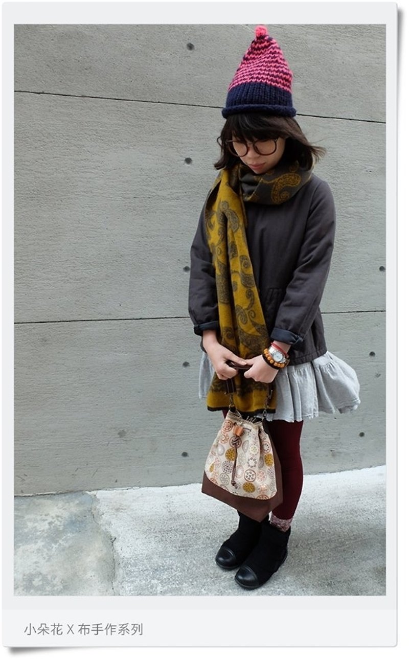 ﹝ Clare cloth hand-made vintage print ﹞ coffee bouquet mouth bucket bag - Messenger Bags & Sling Bags - Other Materials Brown