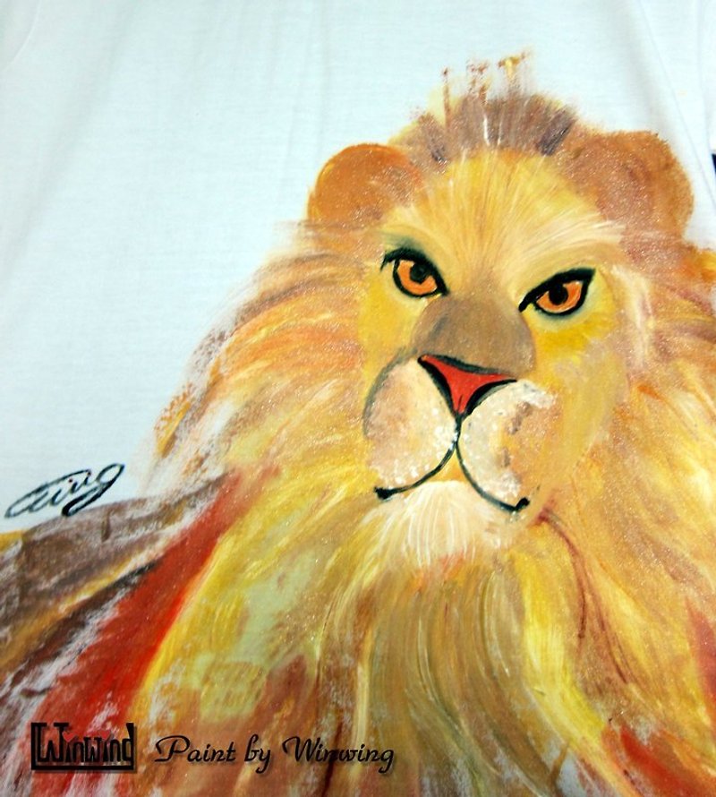 Lion King-Winwing Hand-painted Clothes - เสื้อยืดผู้หญิง - วัสดุอื่นๆ 