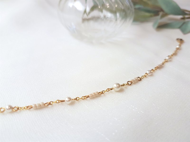 Millet Grains‧Delicate Pearl String Bracelet - สร้อยข้อมือ - ไข่มุก สีกากี