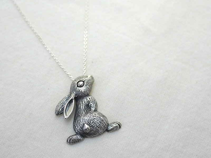 "Looking Back Rabbit" Handmade Sterling Silver Pendant - สร้อยคอ - โลหะ สีเทา