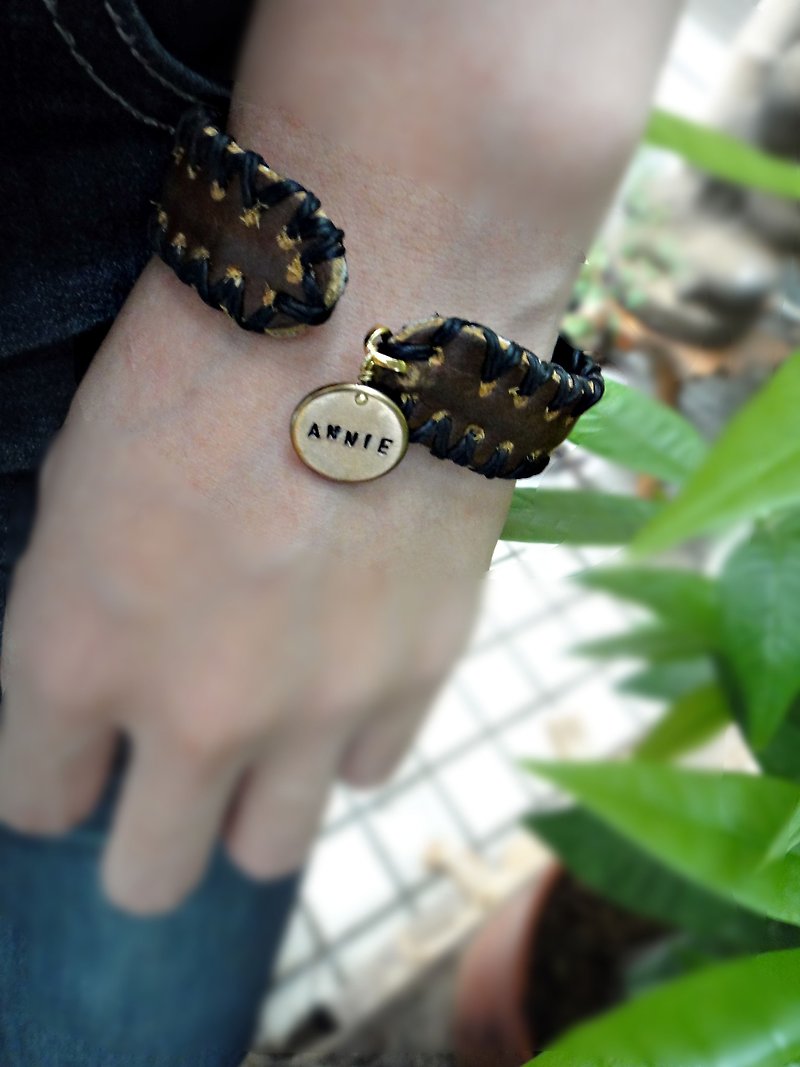 Bracelet ◎*Custom lettering*brass tag closing edge leather bracelet - Bracelets - Genuine Leather 