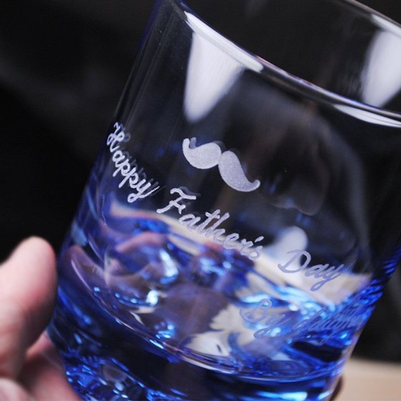 220cc【カップ】父の日アリスビアードイタリアBormioliロココ様式のためのお父さんはカスタマイズ深い青色の文字が刻印ウィスキーグラスコップ88を描いレタリングすることができます - ワイングラス・酒器 - ガラス ブルー