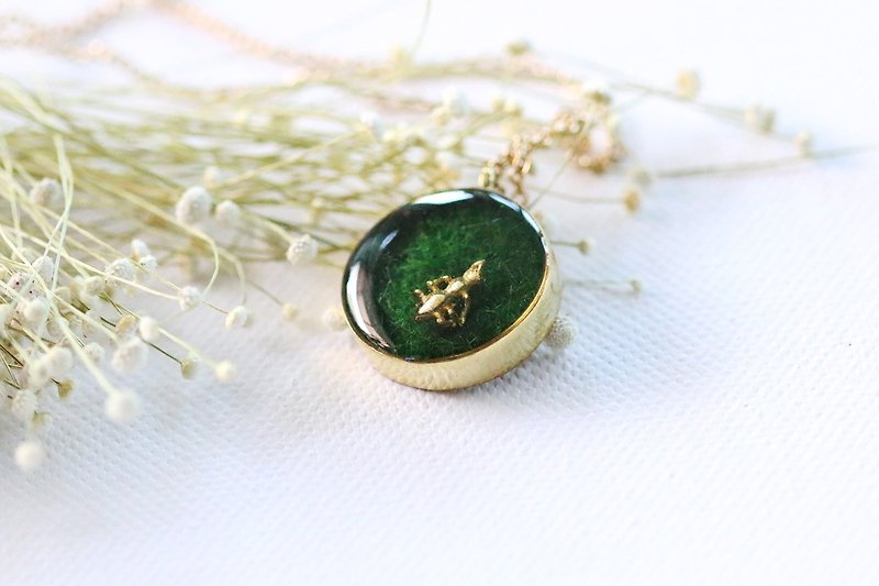 Ant pendant necklace on the grass by linen. - Necklaces - Other Metals 