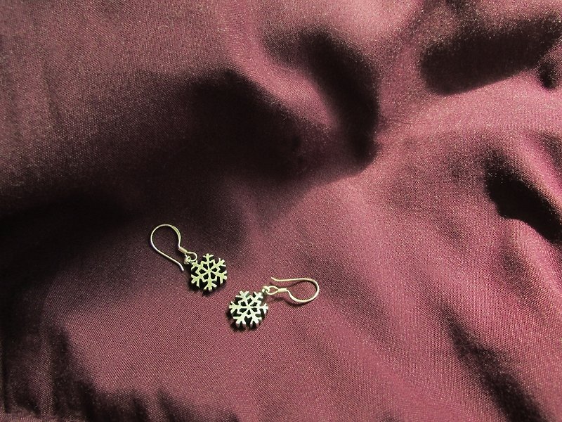 snowflake earrings_雪花耳環 |耳針 耳夾 設計師手工 聖誕節禮物 - 耳環/耳夾 - 銀 銀色