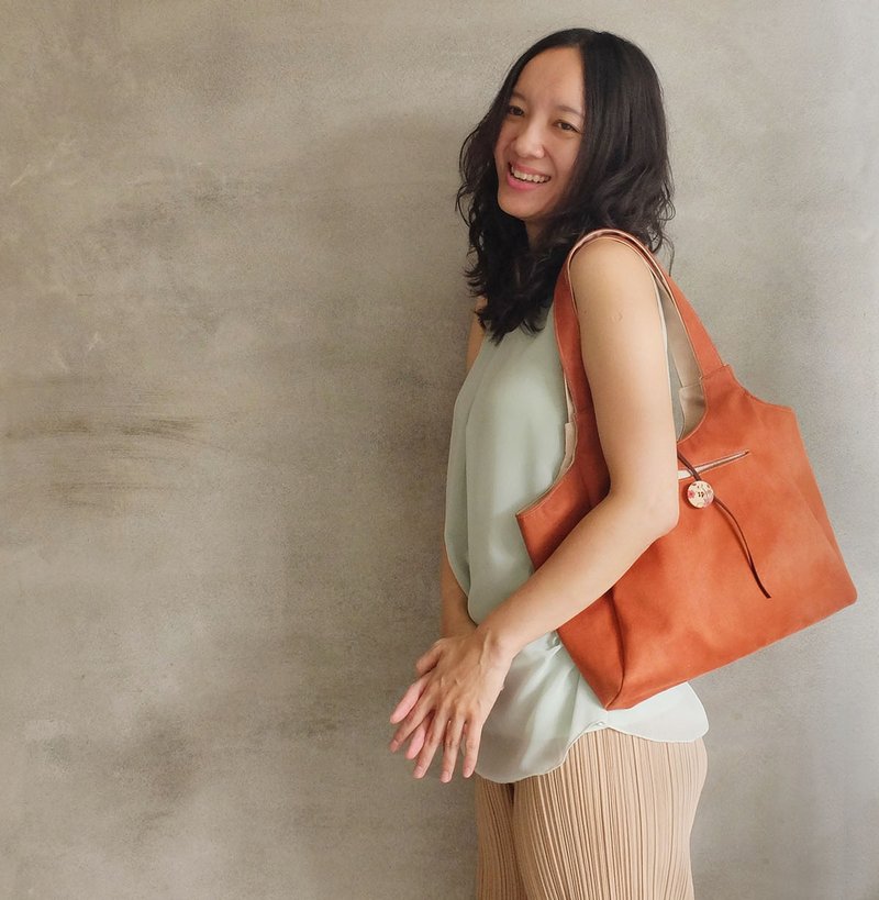 Eve sided single paragraph retro brick orange suede shoulder bag sealed documents painted wooden buckle suede rope - กระเป๋าแมสเซนเจอร์ - หนังแท้ สีส้ม