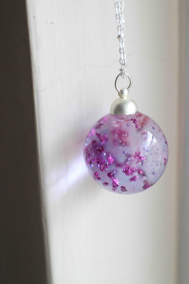紫、白の発泡ミネラルガラス球ボールチェーンネックレス - ネックレス - ガラス 