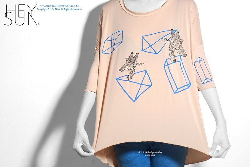 【M0166】裸色親膚GIRAFFE CUBE上衣 - Women's T-Shirts - Other Materials Pink
