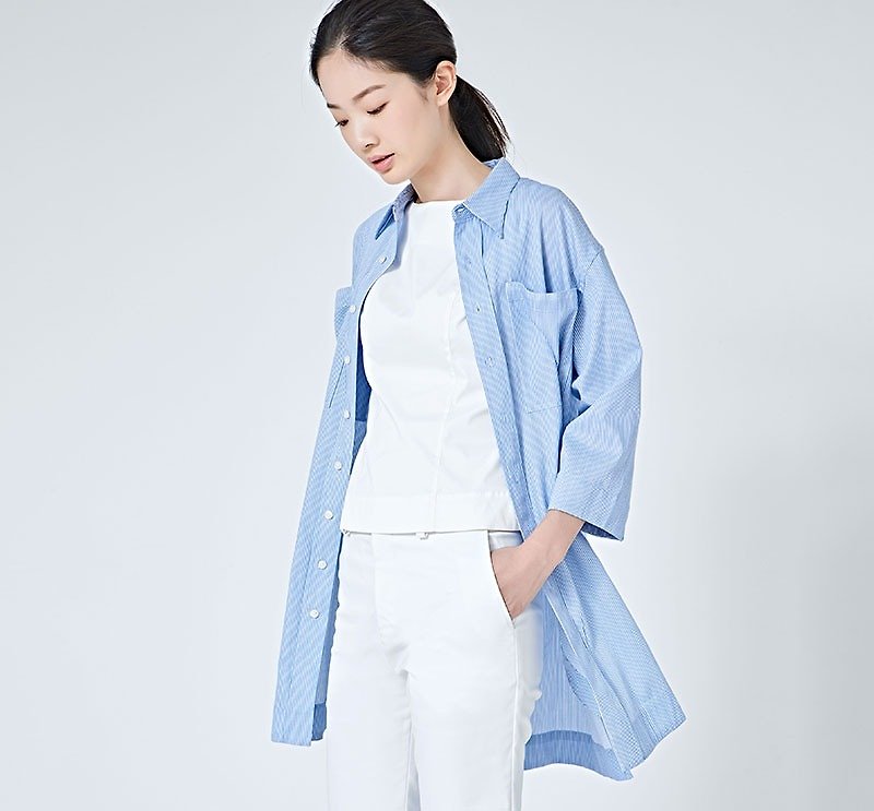 【夏日防曬】一抹清新 膠原蛋白淺藍條紋外搭罩衫襯衫薄外套 - 女大衣/外套 - 棉．麻 藍色