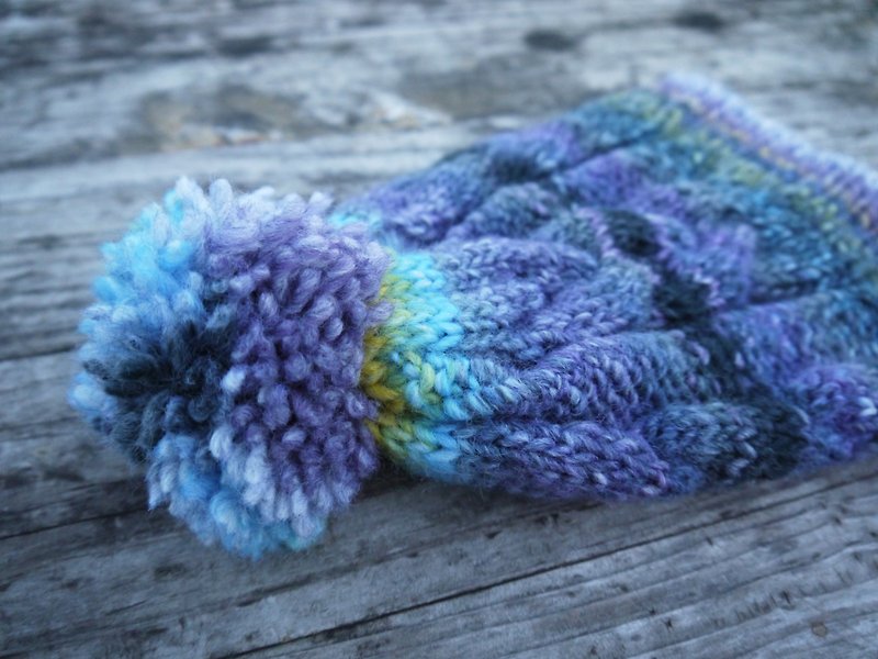 阿母100%的手作帽-麻花編織毛球帽-淺藍紫跳色漸層/情人節/禮物 - 帽子 - 其他材質 藍色