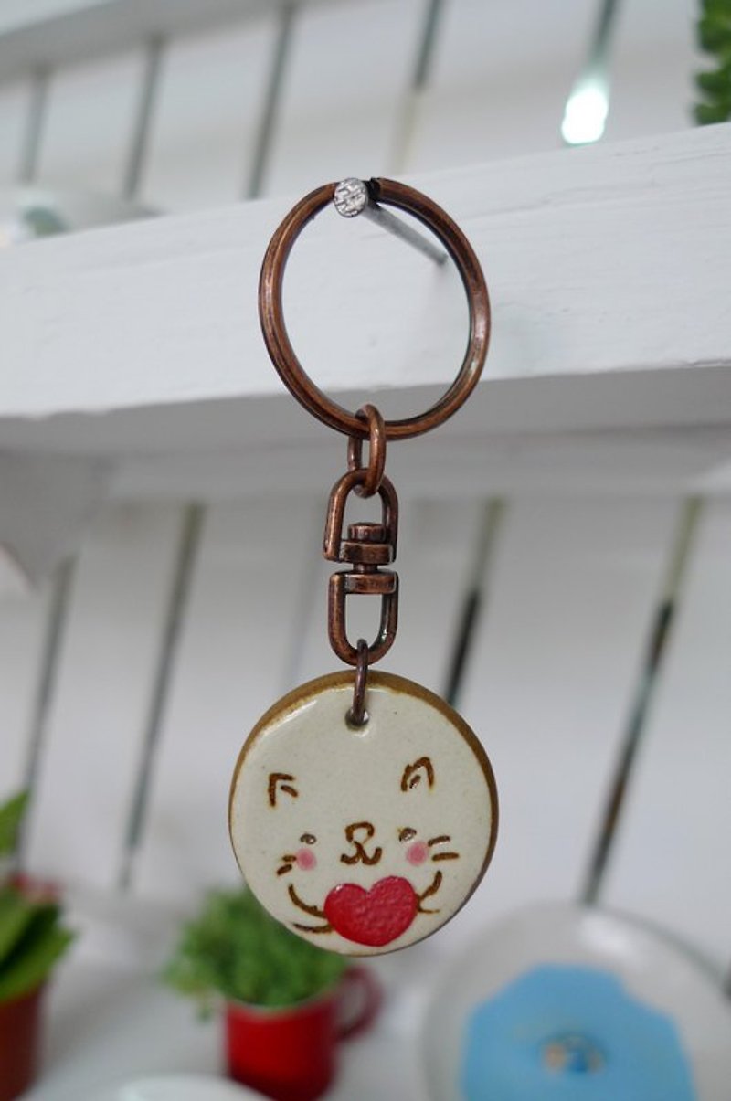 Heart holding key ring-cat - พวงกุญแจ - วัสดุอื่นๆ สีนำ้ตาล