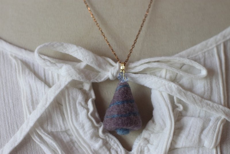 Blue-purple Christmas Tree Necklace Plant Dyed Wool The Best Choice for Christmas Gifts and Exchange Gifts - สร้อยคอ - พืช/ดอกไม้ สีม่วง