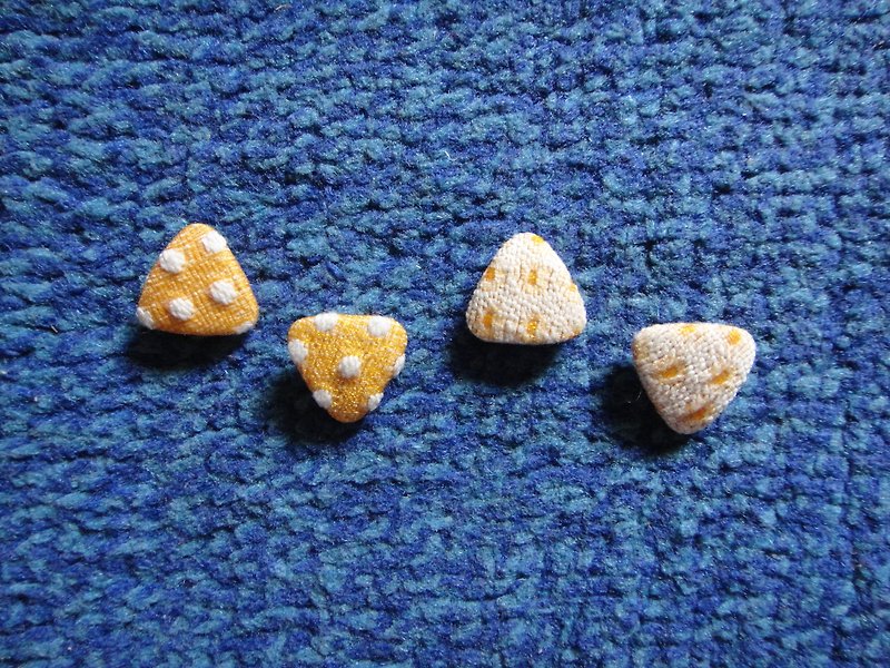 (C) orange soda _ cloth triangle button earrings T22BT / UY53 - ต่างหู - วัสดุอื่นๆ สีส้ม