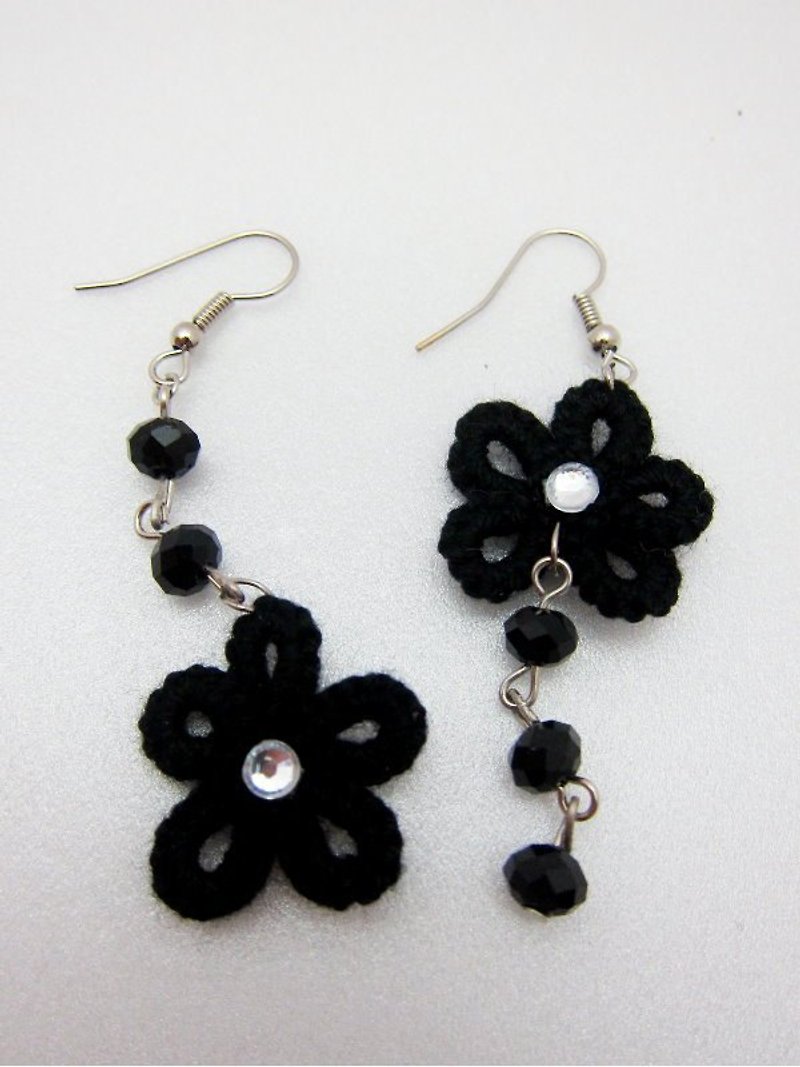 黑色蕾絲編織花形．不對稱耳環（現貨） - 耳環/耳夾 - 壓克力 黑色