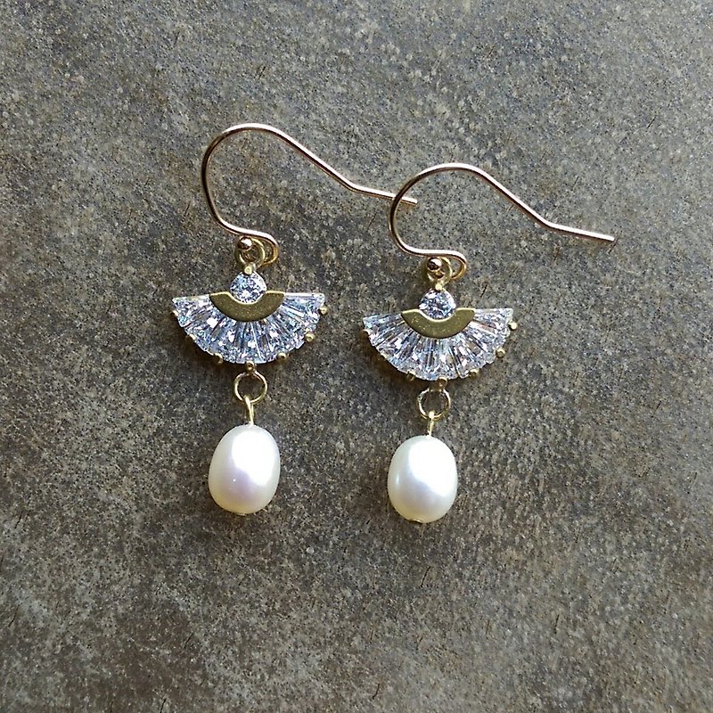 アールデコ調の扇形の淡水真珠のイヤリングのジルコン - ピアス・イヤリング - 宝石 