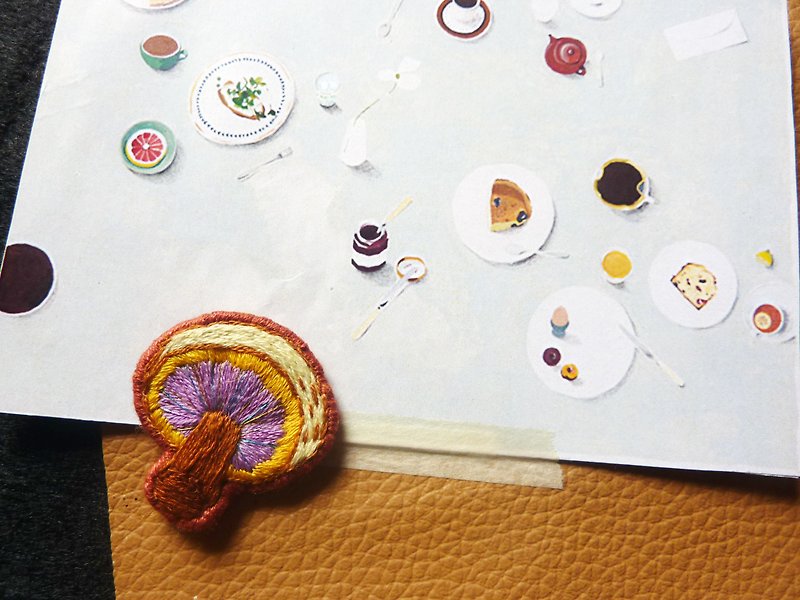 [Mysterious Big Head Mushroom] Hand-embroidered/Mushroom/Pin Brooch - Brooches - Thread Multicolor