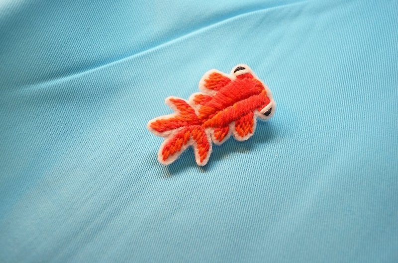 小さな金魚ピンの刺繍 - ブローチ - 刺しゅう糸 