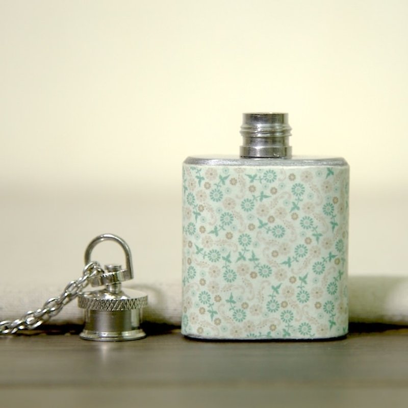 Subtle Garden Necklaces Flask (1oz) - สร้อยติดคอ - โลหะ สีเขียว