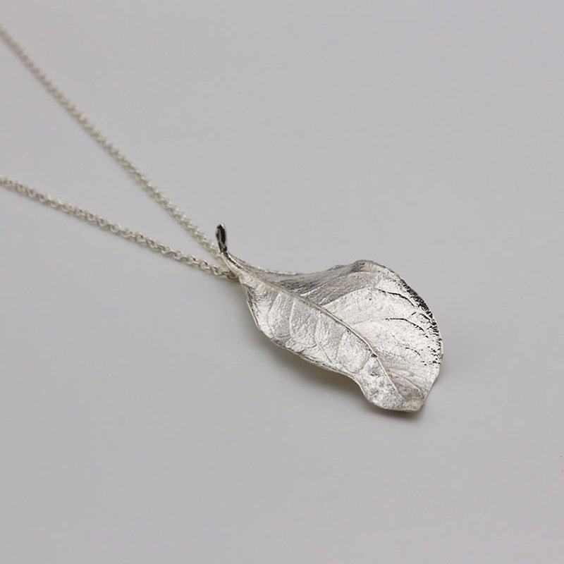 Forest Department speckled silver necklace - leaves - Necklaces - Other Metals Gray