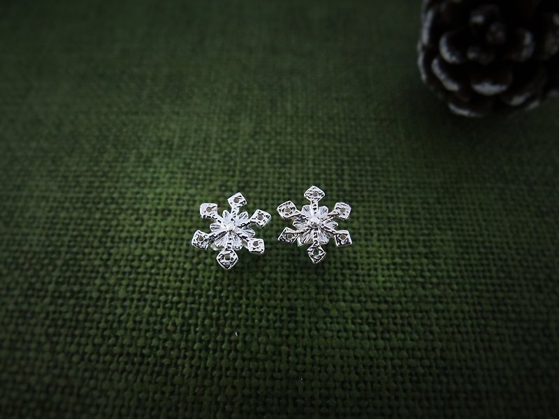 Christmas little snowflake (925 sterling silver earrings) - C percent jewelry - ต่างหู - เงินแท้ สีเงิน