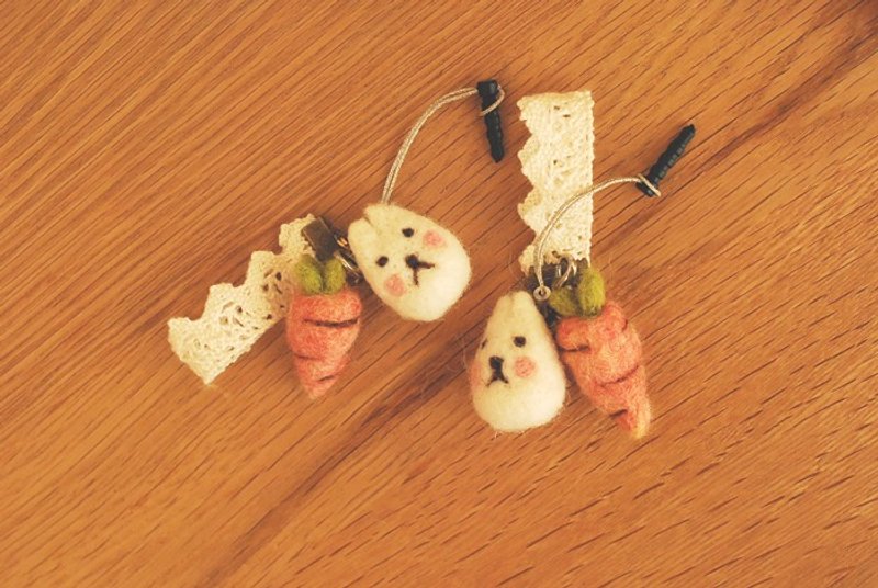 * Mori Shu * hand made wool felt - mochi rabbit + Radish Charm - พวงกุญแจ - ขนแกะ ขาว