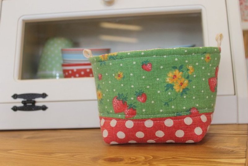 Oleta的生活雜貨╭＊【水洗棉綠底草莓花束鋪棉布盒】 - 擺飾/家飾品 - 其他材質 綠色