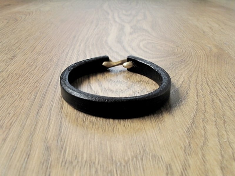 Simple style hand-made leather bracelet (black) - Bracelets - Genuine Leather Black