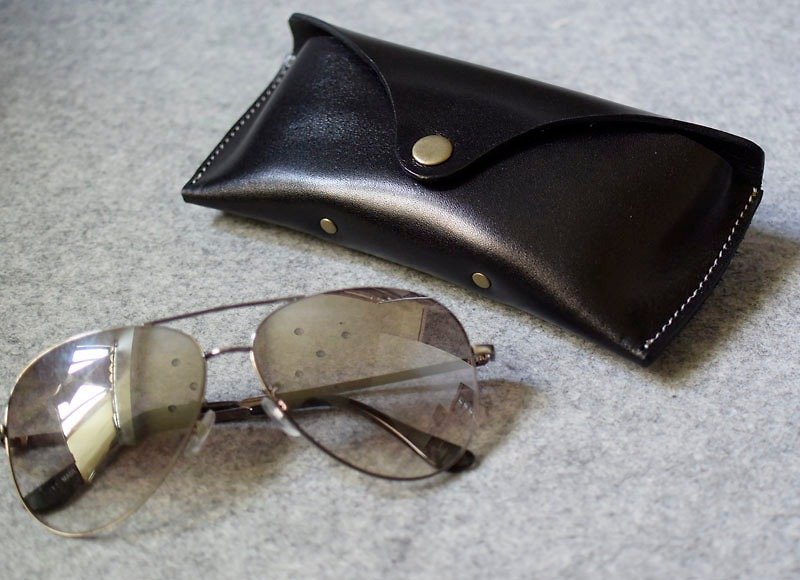 真皮眼鏡盒 glasses holder 腰掛版 個性黑皮革 - 鉛筆盒/筆袋 - 真皮 多色