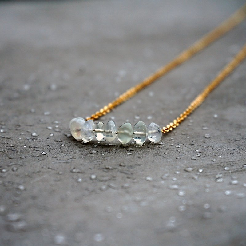Moonstone beaded necklace by Studdedheartz - สร้อยคอ - วัสดุอื่นๆ ขาว