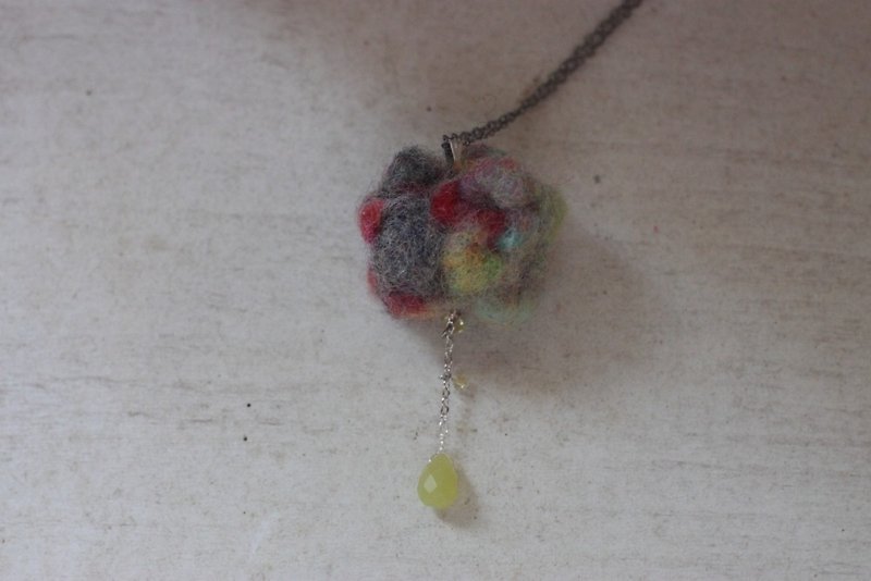 Grey cloud raindrop necklace with olive jade, Swarovski crystals - สร้อยคอ - ขนแกะ สีเหลือง