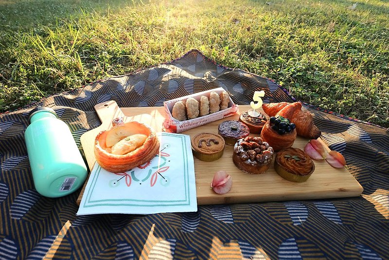 旅人野餐 加大尺寸4-6人 完美孤獨露營野餐墊 桌墊 附收納 - 野餐墊/露營用品 - 防水材質 金色