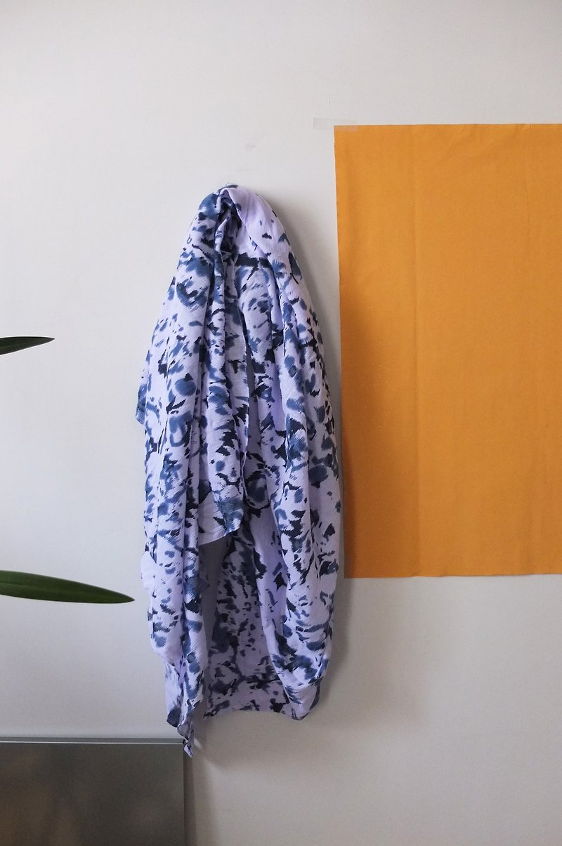 Batik紫藍手染印花棉麻圍巾 - 絲巾 - 其他材質 