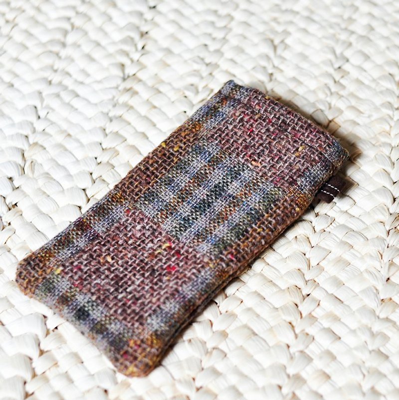 Paralife tailor-made red-brown checkered hand-made mobile phone case can be embroidered with a personalized name - เคส/ซองมือถือ - ผ้าฝ้าย/ผ้าลินิน สีนำ้ตาล