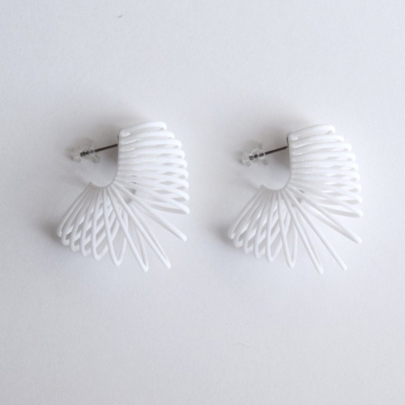 VINEE White耳環 - 耳環/耳夾 - 塑膠 白色