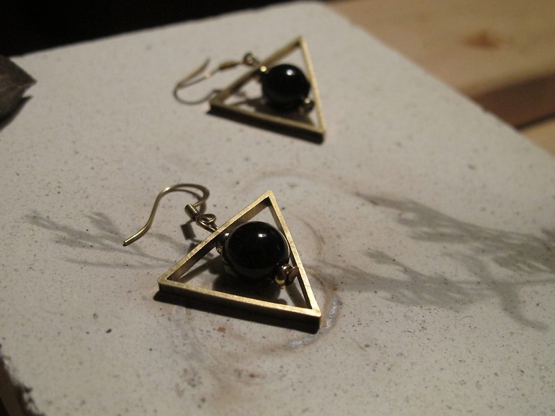 三角黃銅耳環-個性款-百慕達三角洲Bermuda Delta - 耳環/耳夾 - 其他金屬 黑色