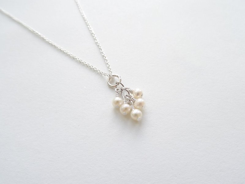 ::豐收的季節:: 淡水珍珠迷你果實串純銀裸感項鍊 / 鎖骨鍊 - 鎖骨鍊 - 其他金屬 白色
