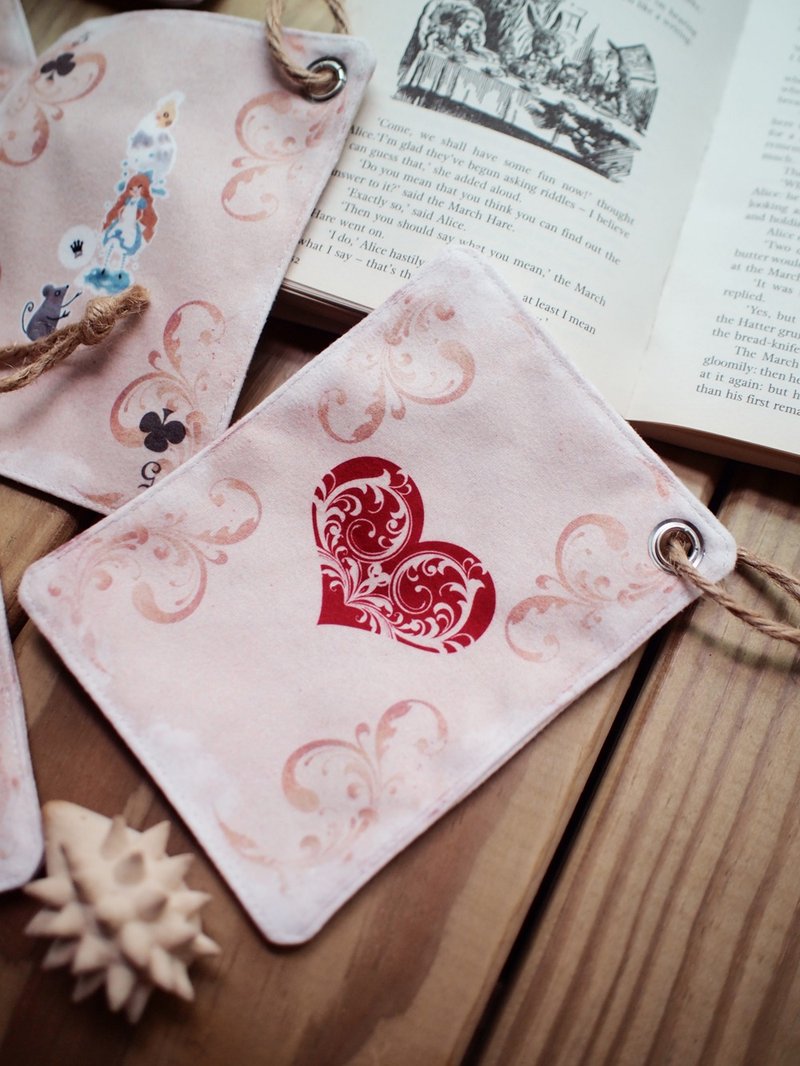 Poker suede mat / cloth postcard ▌ ▌ Hearts Alice in Wonderland - การ์ด/โปสการ์ด - วัสดุอื่นๆ สีแดง