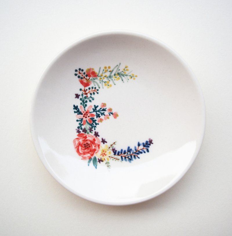 Hand-painted small porcelain plate-letter E-customized, name - จานเล็ก - เครื่องลายคราม สีแดง